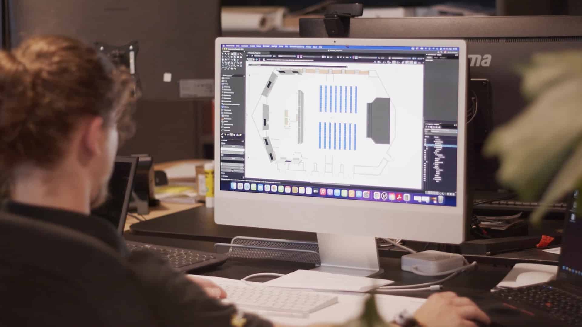 Techniker am PC, beim erstellen eines Grundriss