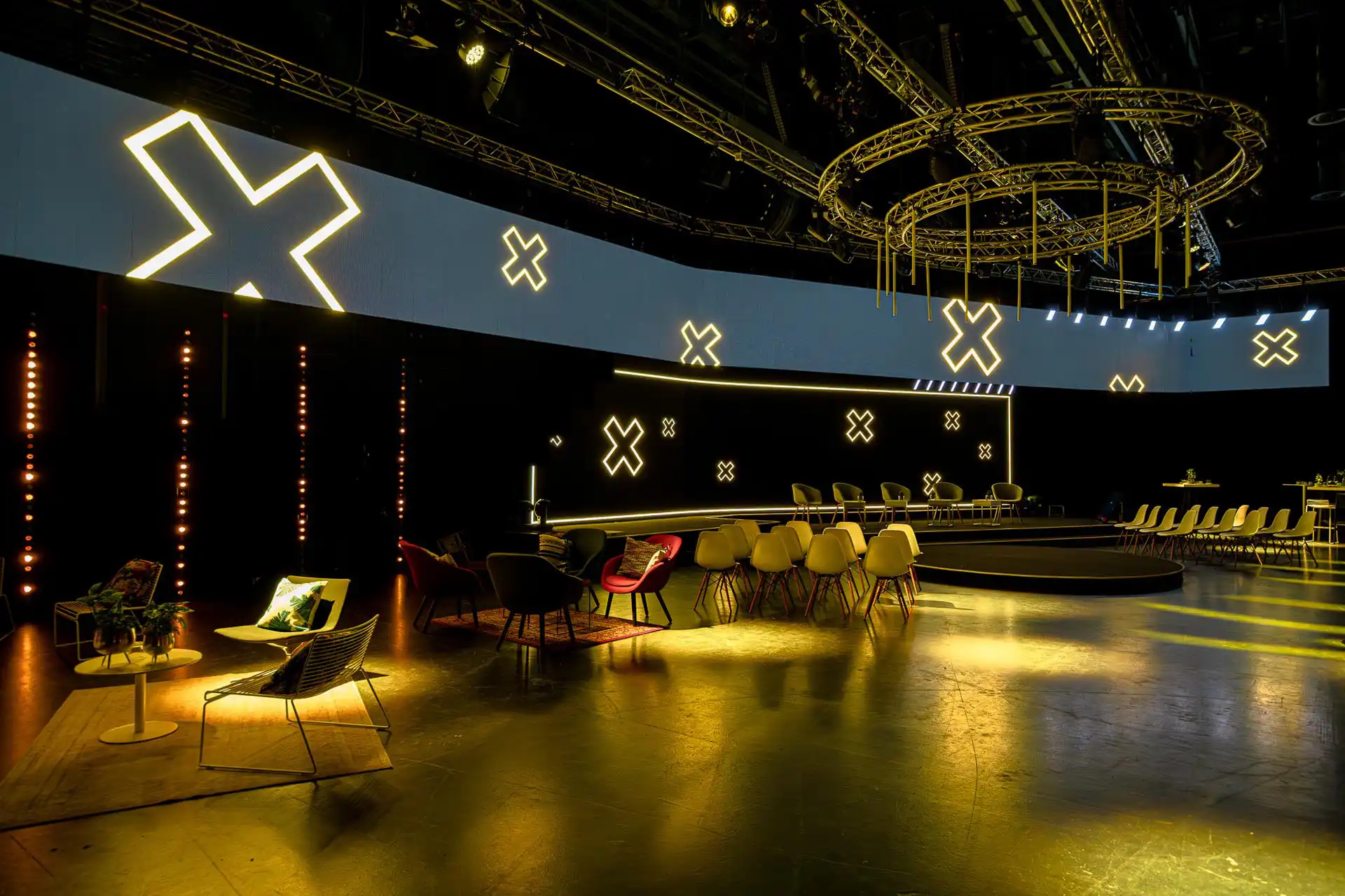 Bühne mit LED Wand, Movinglights und farbiger Beleuchtung show