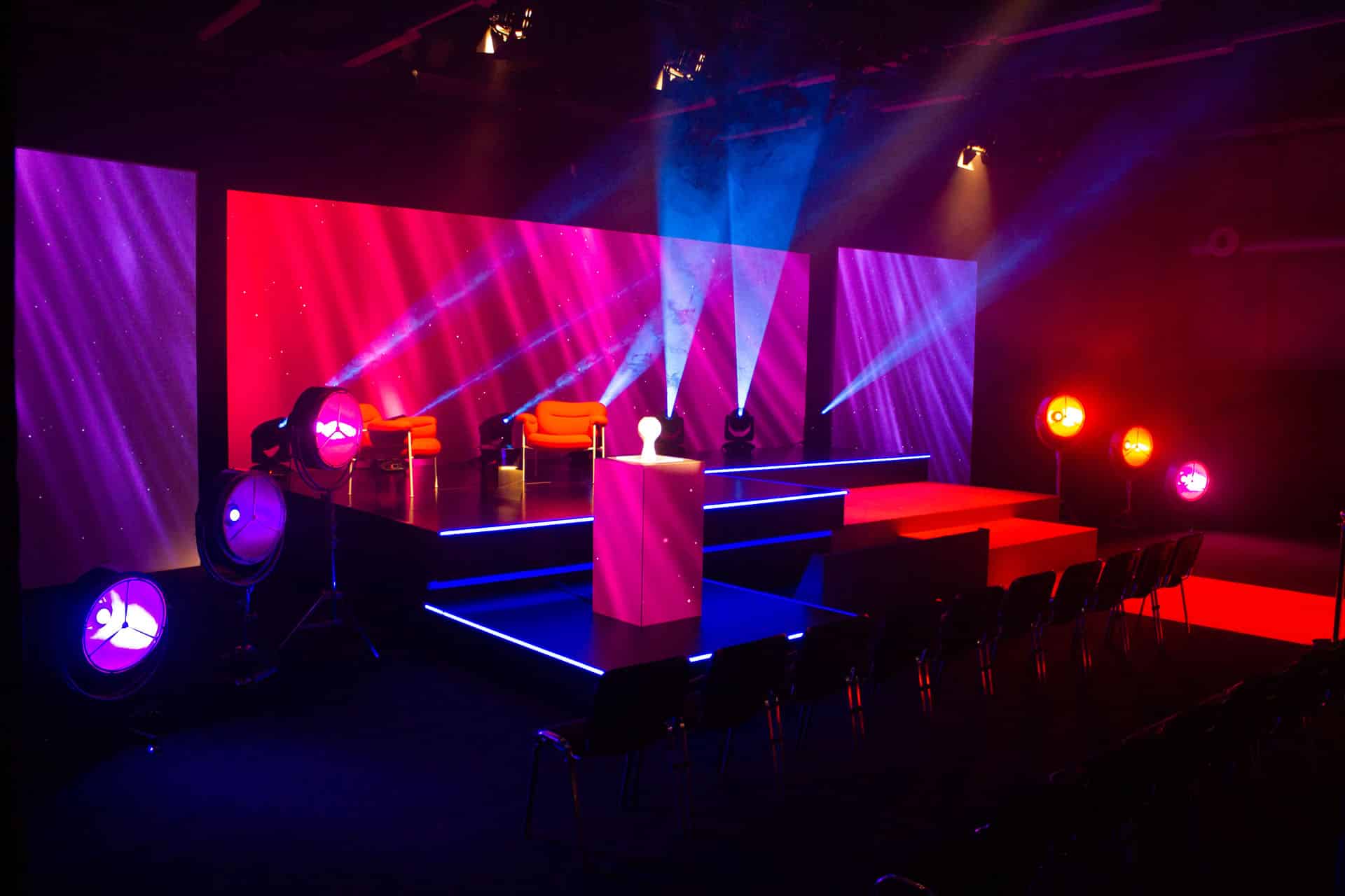 eine mehrstufige Bühne präsentiert einen Award auf einen kleinen Podest welches im Hintergrund mit Scheinwerfern und LED Wand betont wird