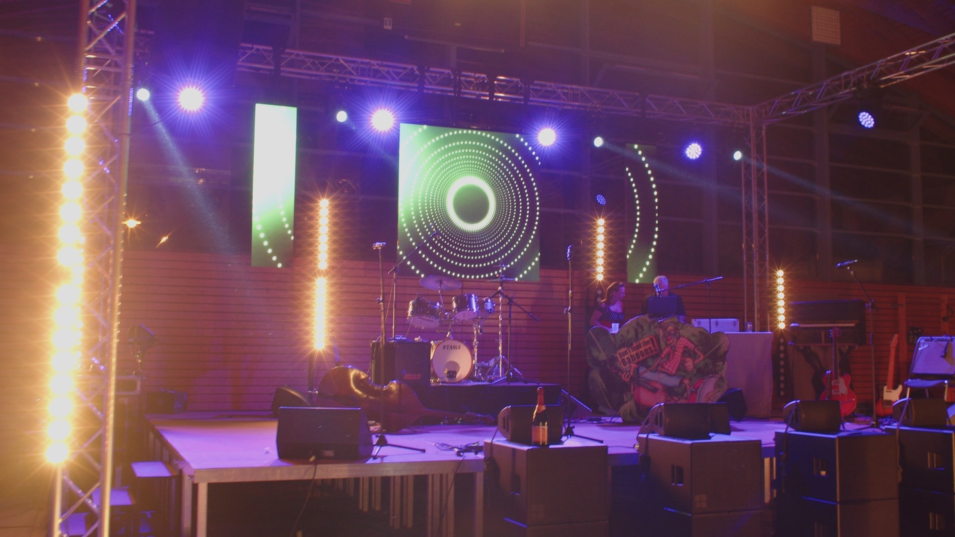 Stage, LED Wall, Stageblinder, D&B Bass,