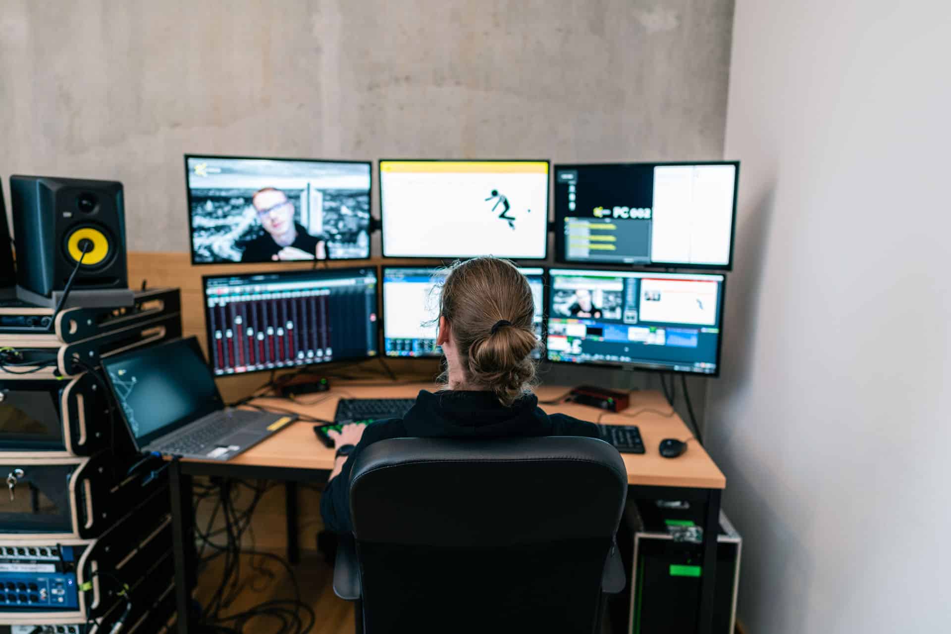 Techniker in Virtuellen Studio betreut Livestream
