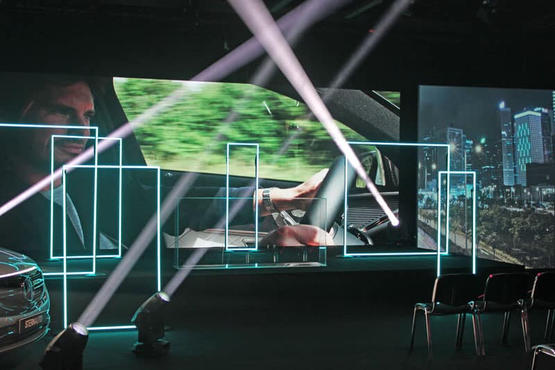 Ein Auto wird mit stielvoll betonenden Licht Effekten vor einer Bühne und als Video auf der LED Wand präsentiert