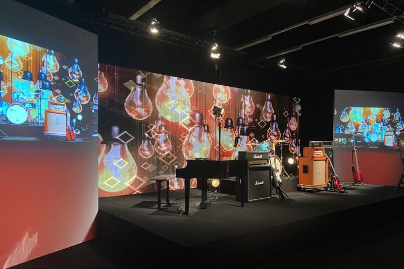 Instrumente auf einer Bühne vor einer LED Wand